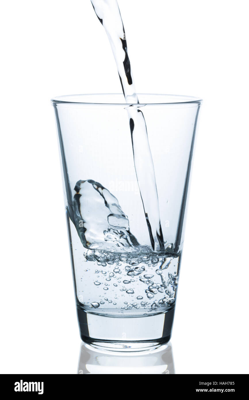 Versare acqua in vetro isolato su sfondo bianco Foto Stock