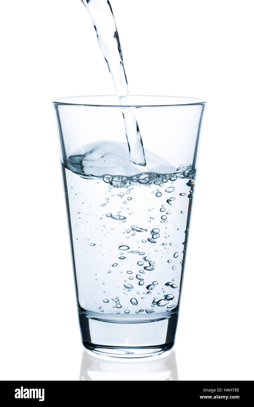 Versare acqua in vetro isolato su sfondo bianco Foto Stock