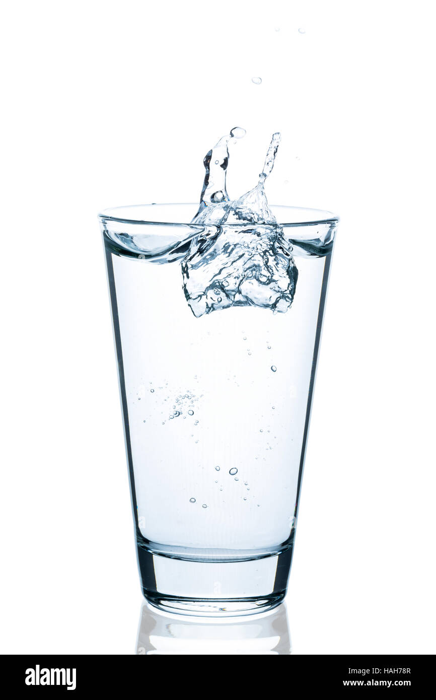 Vetro Blubbly di spruzzi d'acqua con gocce isolati su sfondo bianco Foto Stock