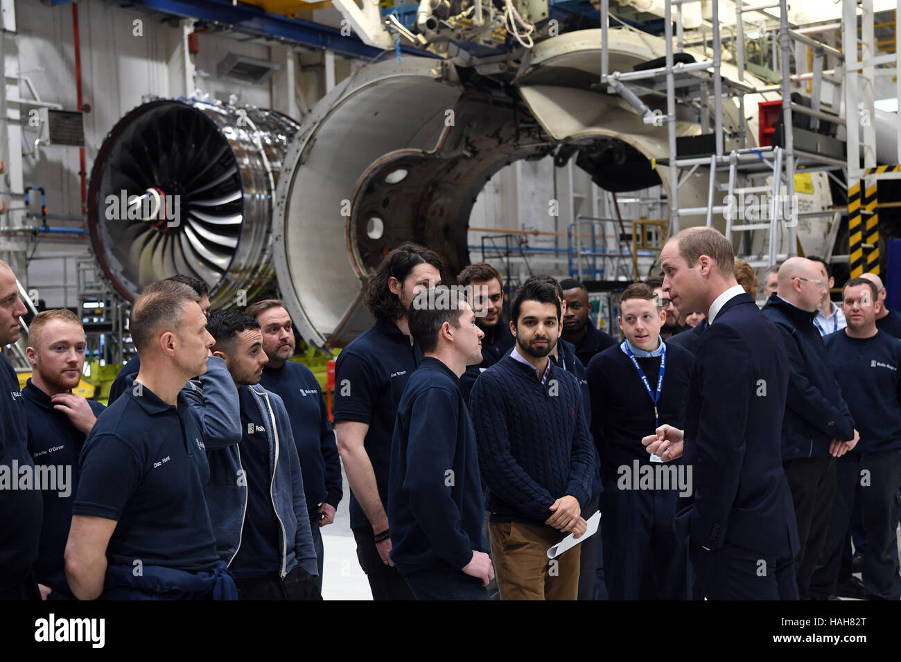 Il Duca di Cambridge soddisfa gli apprendisti durante una visita alla Rolls-Royce's aero engine fabbrica in Derby. Foto Stock