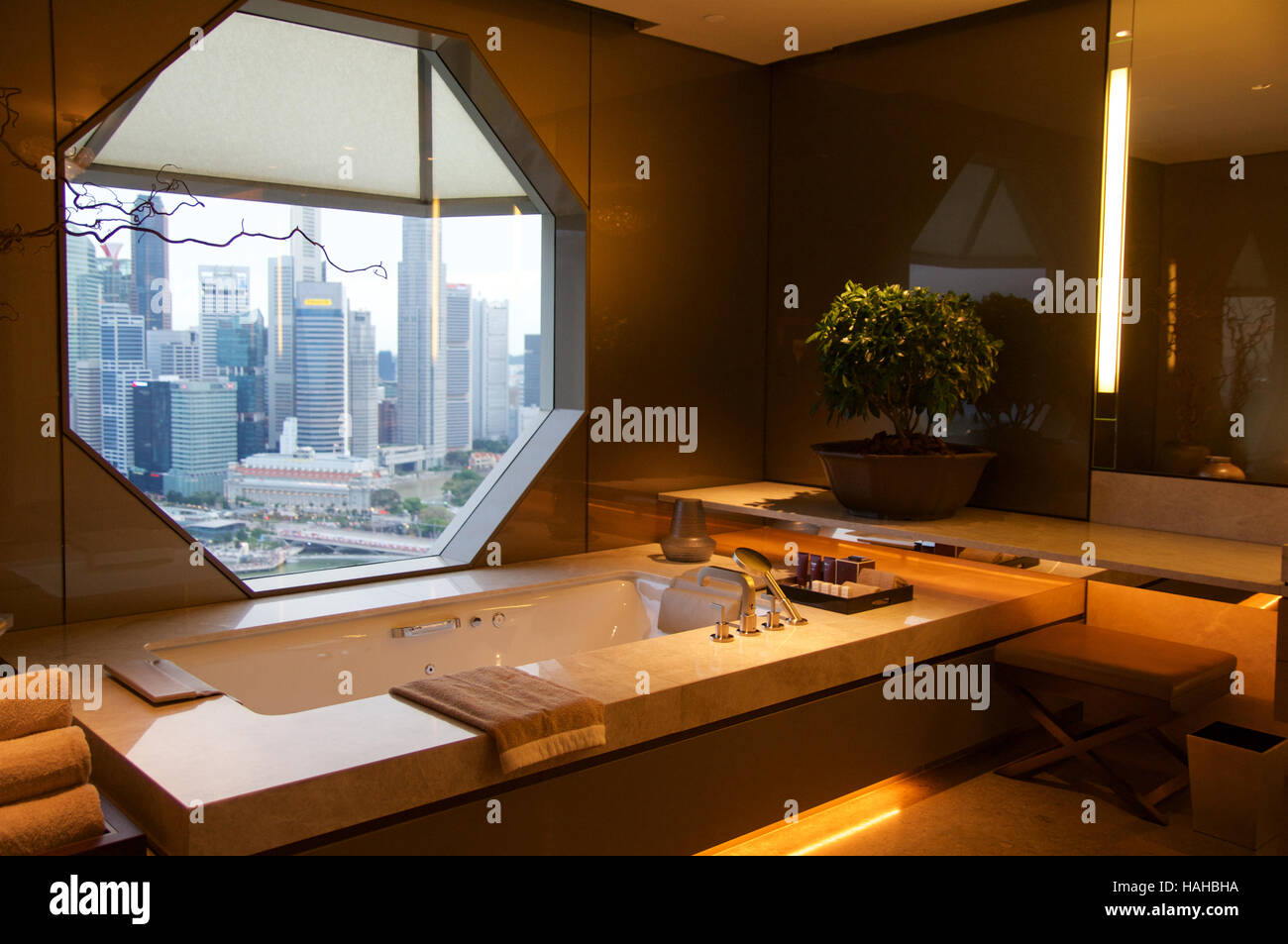 SINGAPORE - Luglio 23rd, 2016: camera di questo Hotel di lusso con interni moderni, splendida e grande bagno in marmo Foto Stock