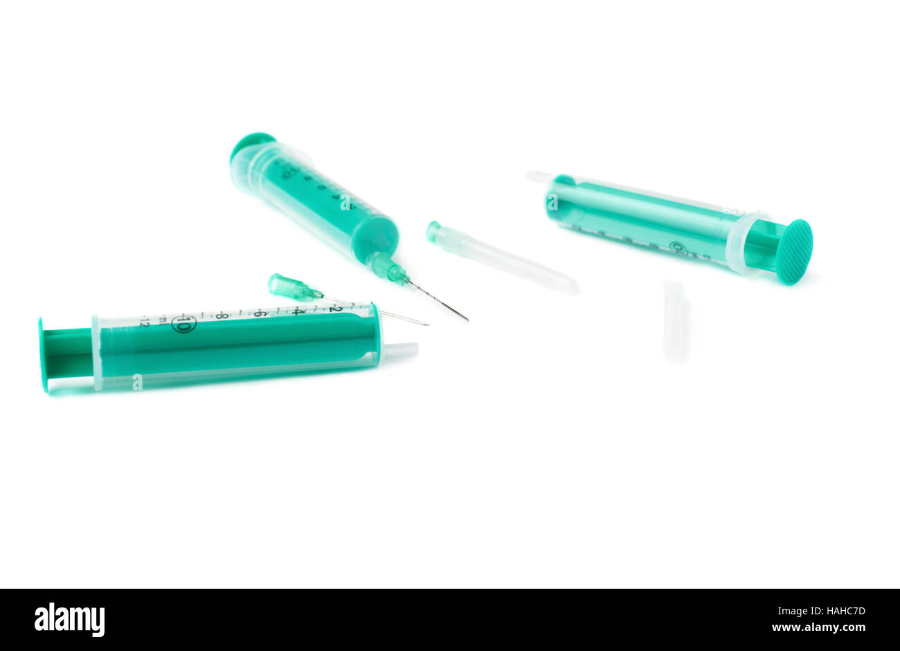 Medical siringhe con aghi giacente isolate su sfondo bianco Foto Stock