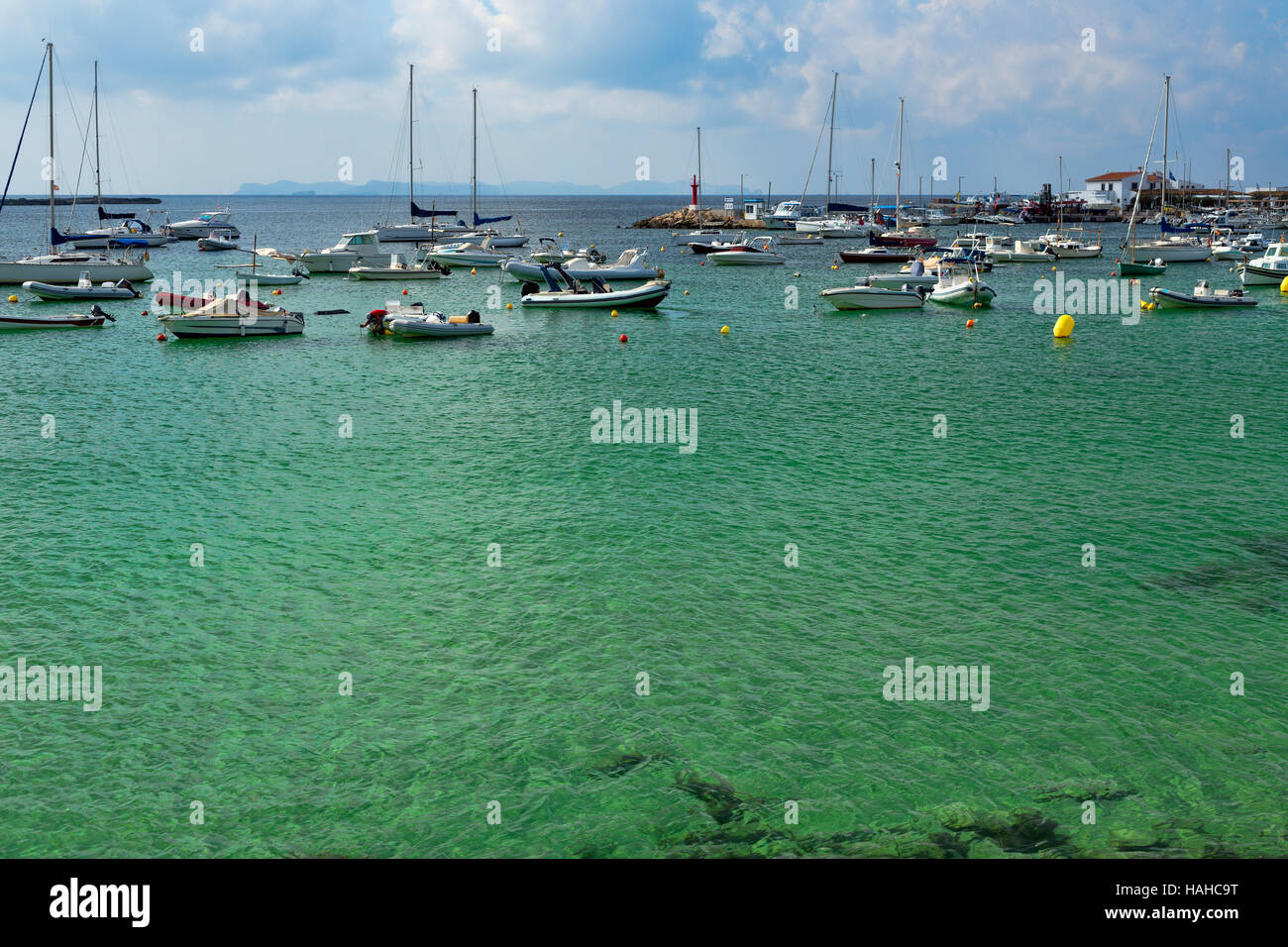 Le imbarcazioni private ancorato nel porto mediterraneo Foto Stock
