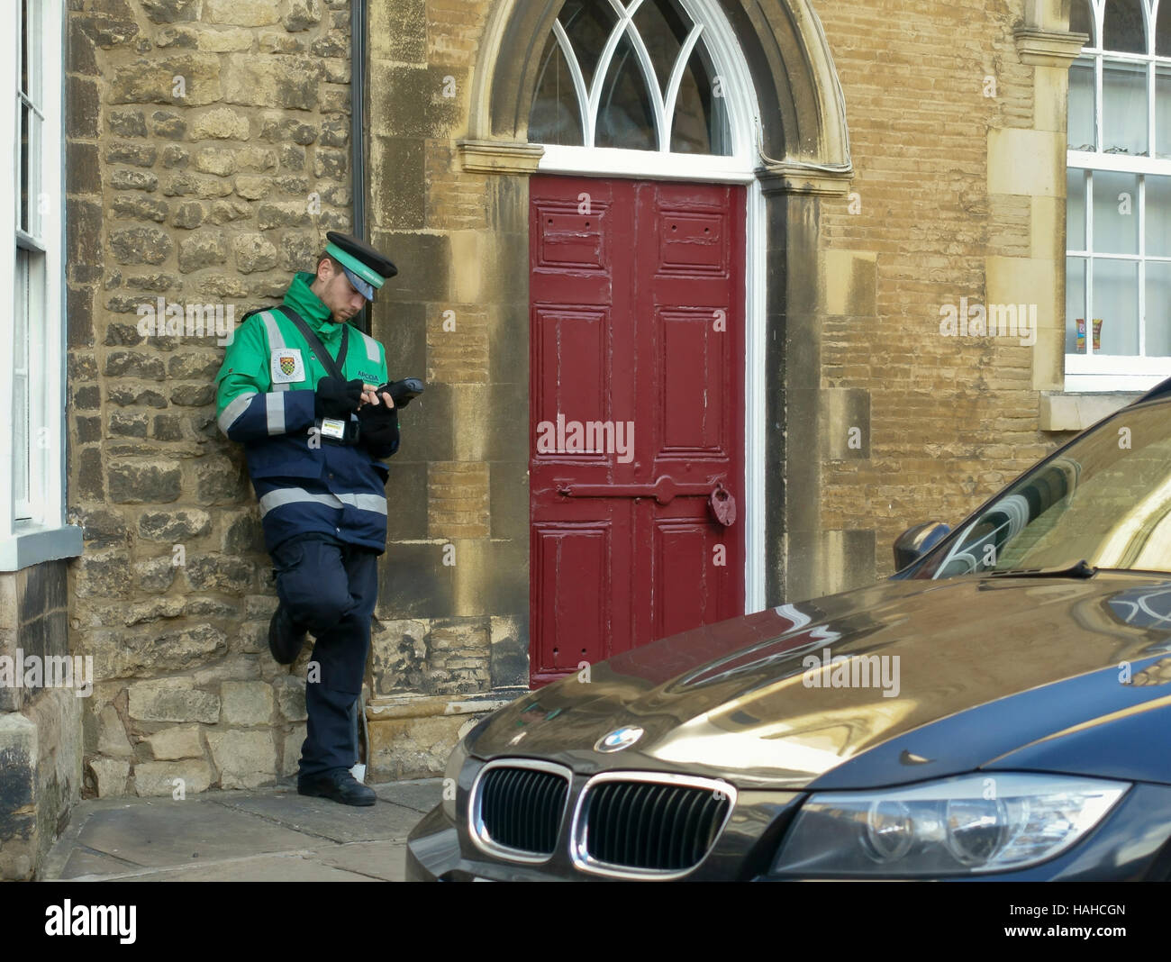 Un vigile emette un biglietto di parcheggio a Stamford Inghilterra REGNO UNITO Foto Stock