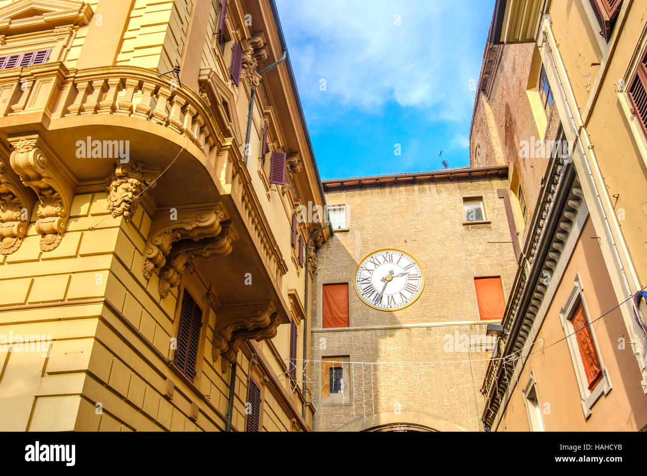 Balcone giallo città classico edificio orologio italia architettura di strada Foto Stock