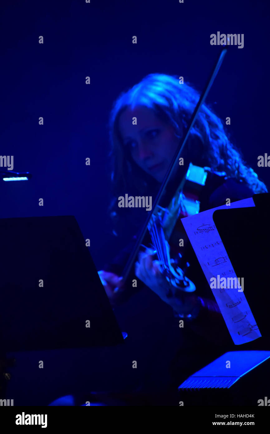 Il violinista a Mikael Wiehe concerto del 2016 in Flygeln concert hall in Norrköping Svezia Foto Stock
