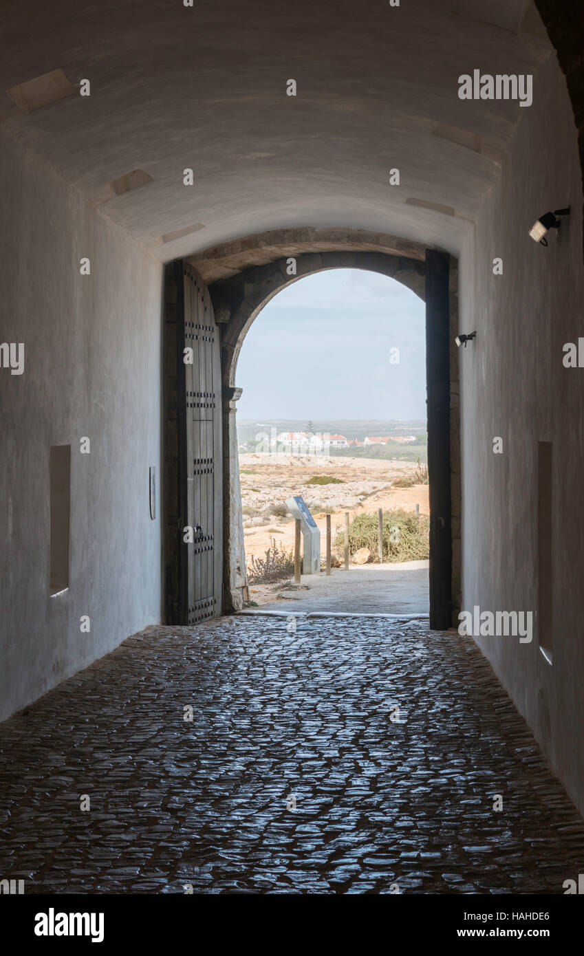 Vista sul paesaggio del Portogallo dal vecchio monumento ingresso Foto Stock