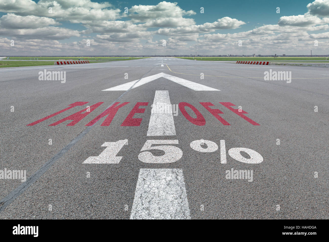 Pista di aeroporto con orientamento a freccia, decollo e quindici percento segno stampato su asfalto Foto Stock
