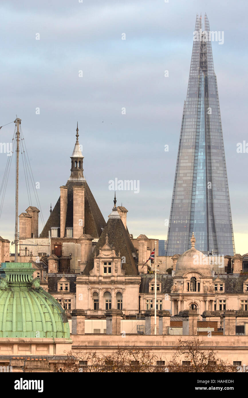 Vista ad alto livello oltre la sfilata delle Guardie a Cavallo di Londra con Shard in background. Stock architettonica, vari, Regno Unito. Architetto: n/a, 2016. Foto Stock