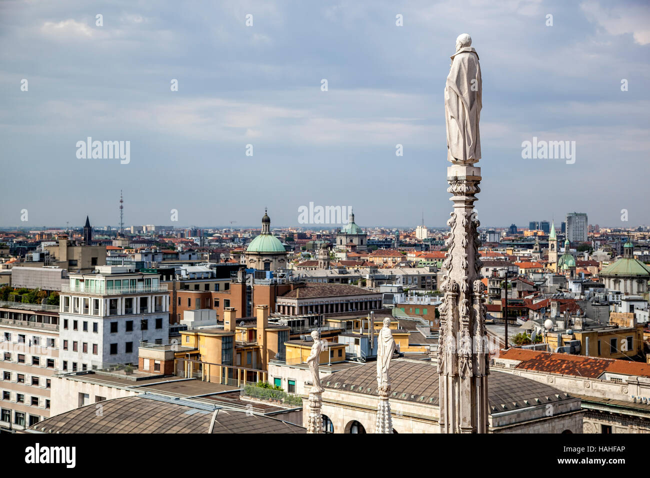 Spires affacciato sulla città, il Duomo di Milano, Milano, Italia Foto Stock
