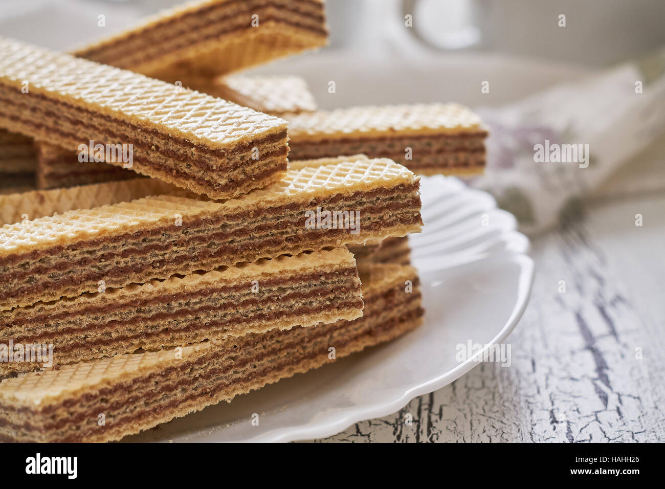 Biscotti di wafer con crema di cioccolato su bianco rustico sfondo di legno Foto Stock