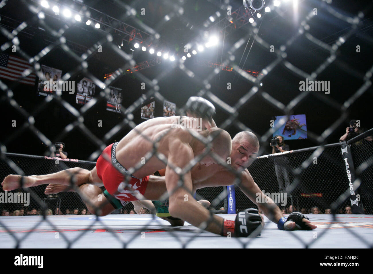Thiago Alves, destra, combatte Georges St-Pierre durante UFC 100 al Mandalay Bay Events Centre sulla luglio 11, 2009 a Las Vegas, Nevada. Francesco Specker Foto Stock
