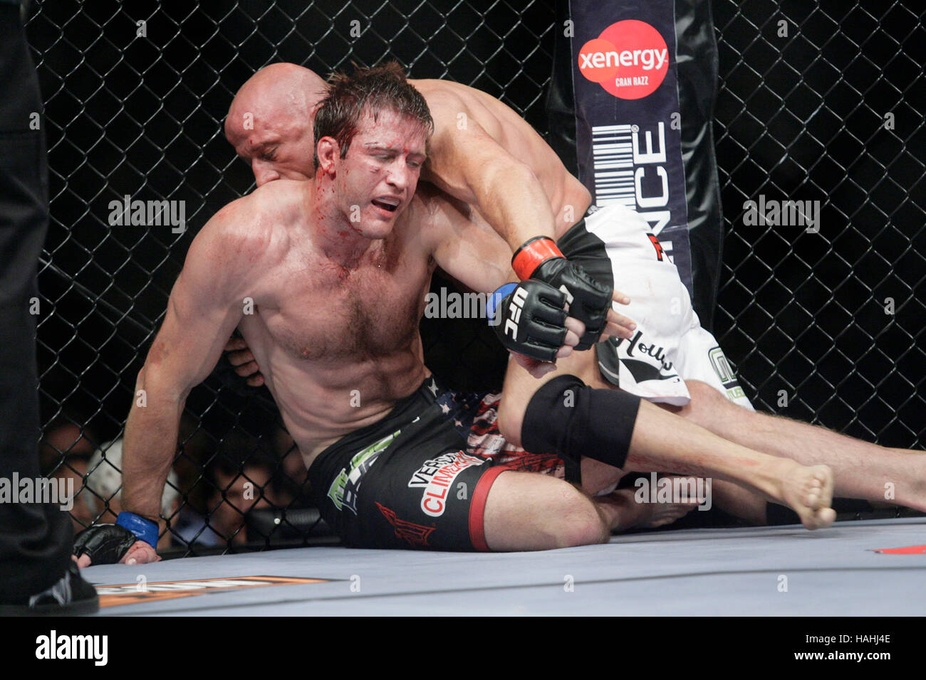 Stephan Bonnar, destra, combatte Mark Coleman durante UFC 100 al Mandalay Bay Events Centre sulla luglio 11, 2009 a Las Vegas, Nevada. Francesco Specker Foto Stock