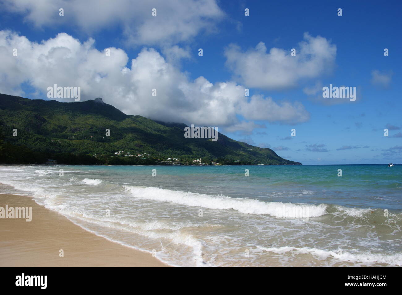 Spiaggia vacanze alle Seychelles. Ансе Beau Vallon spiaggia tropicale, Isola di Mahe, Seychelles, Africa, Oceano Indiano. Foto Stock