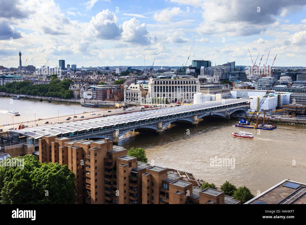 Vista di Blackfriars Bridge e per la stazione ferroviaria sul Fiume Tamigi, dalla visualizzazione galleria di Tate Modern, Bankside, London, Regno Unito Foto Stock