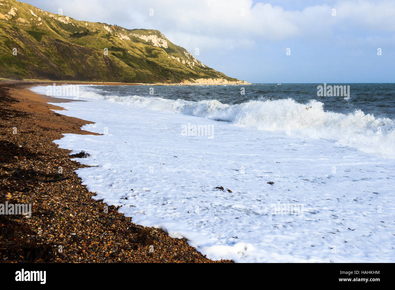 Guardare ad est lungo la spiaggia di ciottoli verso la masterizzazione di Cliff Ringstead Bay, Dorset, England, Regno Unito Foto Stock
