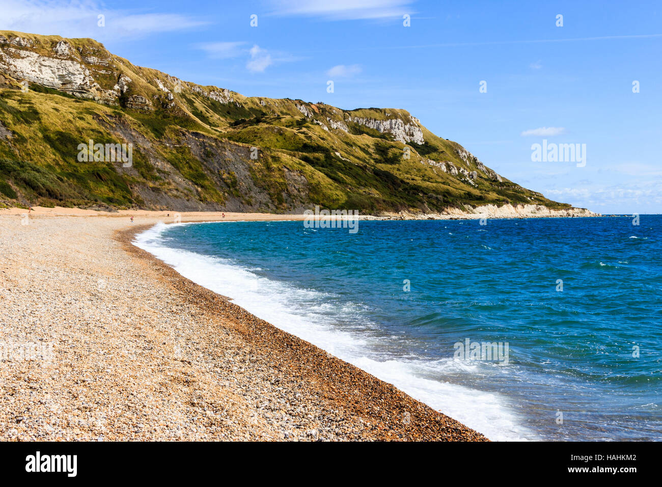 Guardare ad est lungo la spiaggia di ciottoli verso la masterizzazione di Cliff Ringstead Bay, Dorset, England, Regno Unito Foto Stock