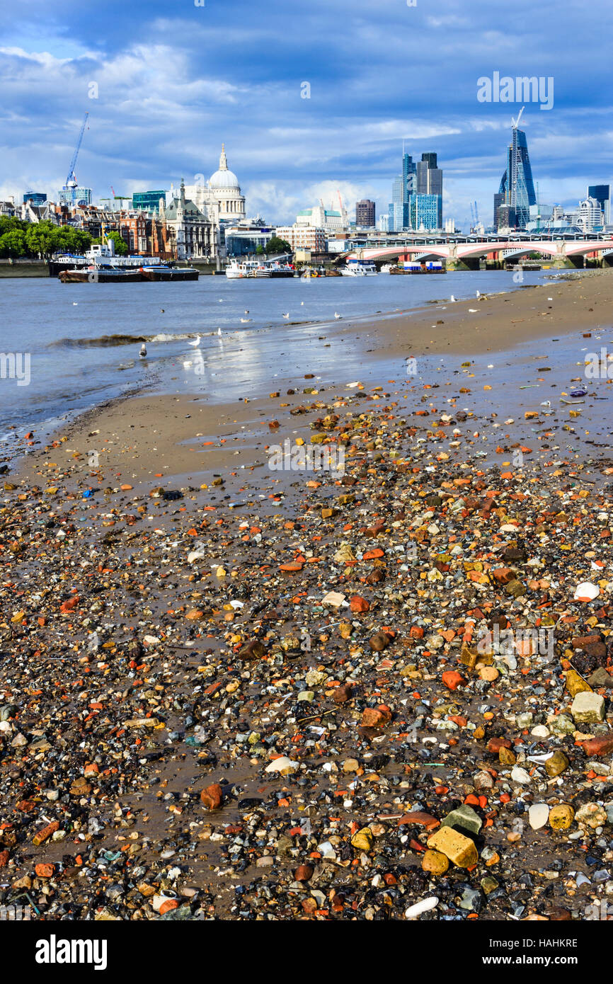 La spiaggia di sabbia sulla riva sud del fiume Tamigi a bassa marea, cercando downriver alla Cattedrale di San Paolo e Blackfriar's Bridge, London, Regno Unito Foto Stock