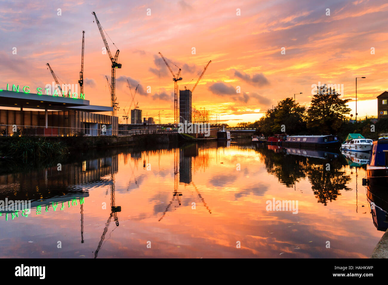 Un autunno drammatico tramonto sul Regent's Canal, la stazione di riempimento il ristorante sulla sinistra, durante la riqualificazione di King's Cross, Londra, Regno Unito, 2012 Foto Stock