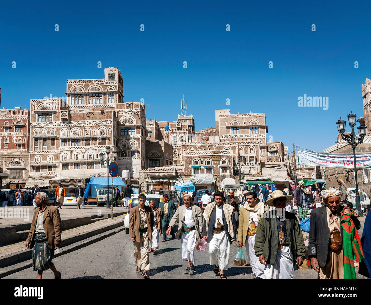 Centrale di sanaa sana'una città vecchia strada da piazza del mercato landmark in Yemen Foto Stock