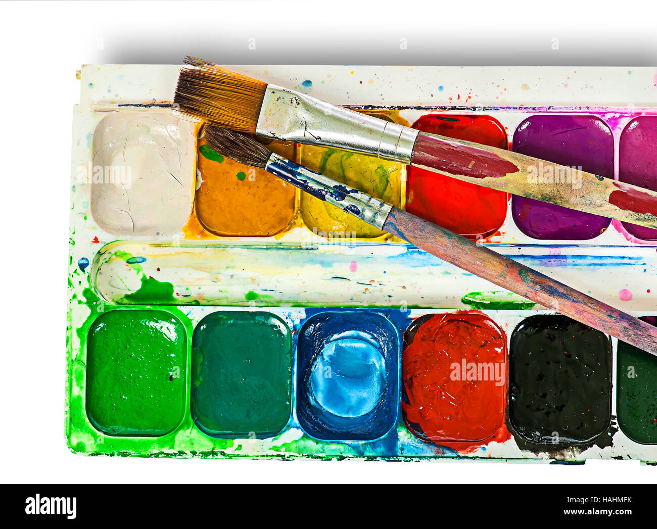 Primo piano di acquerelli di vernici e set di spazzole isolati su sfondo bianco Foto Stock