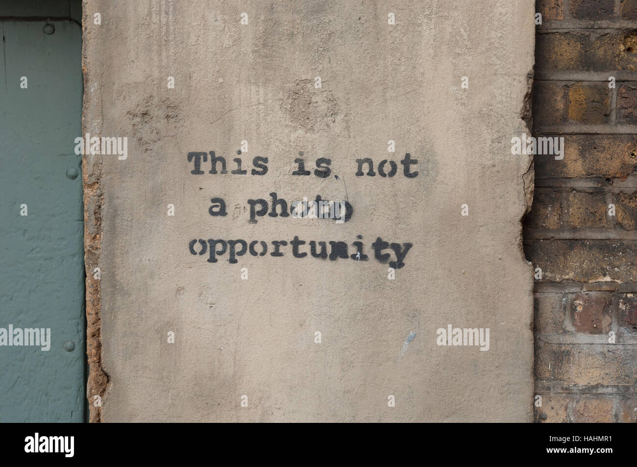 " Non si tratta di una opportunità fotografica" stencil dall'artista di strada 'Banksy', Park Street, SE1, Londra, Gran Bretagna. Foto Stock