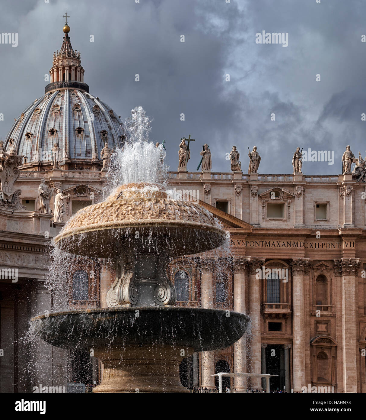 Fontana e cupola della basilica di San Pietro, Piazza San Pietro, Città del Vaticano. Foto Stock