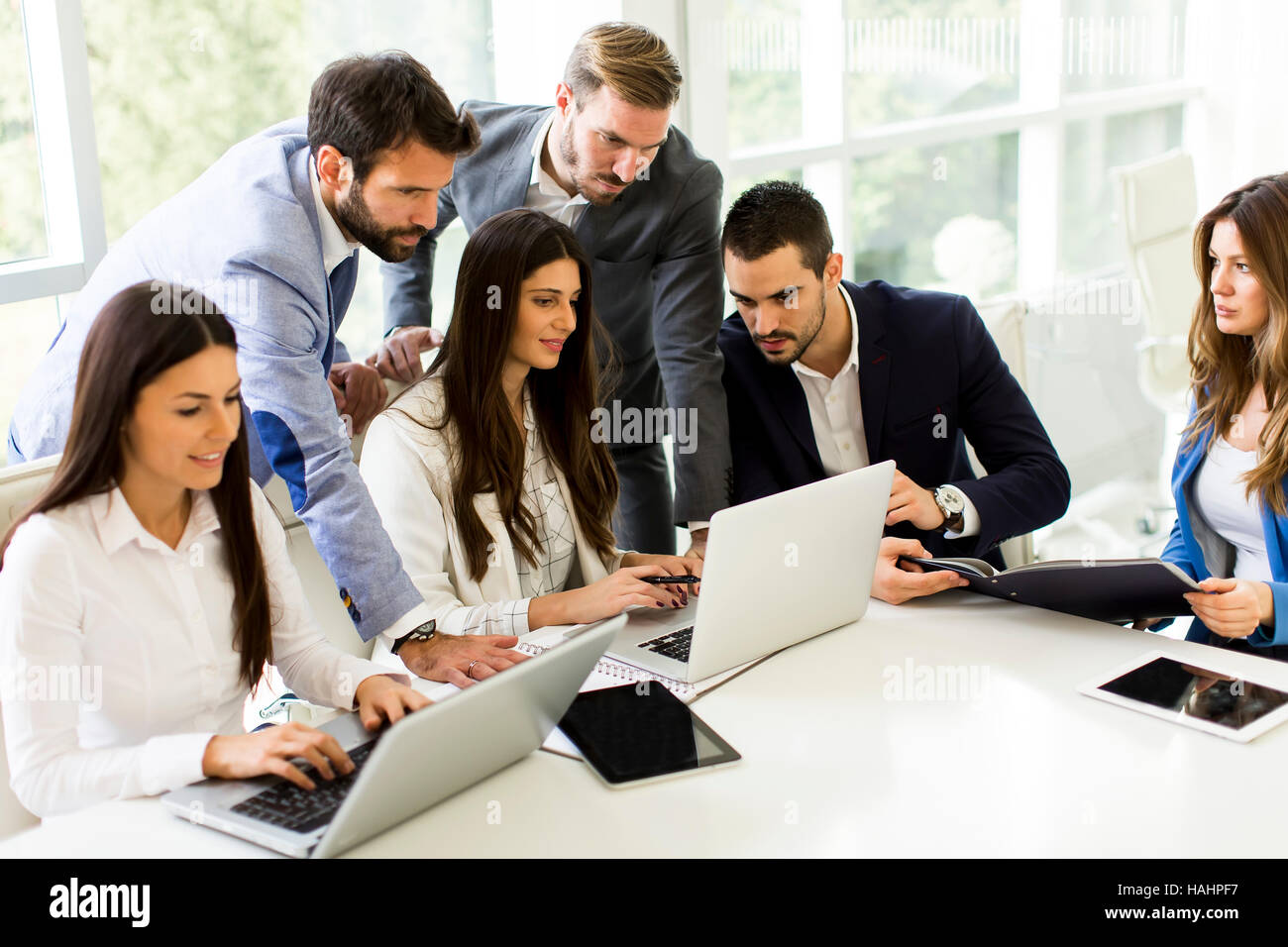 Startup business team sulla riunione di moderno luminoso ufficio interno e di lavoro sul computer portatile Foto Stock