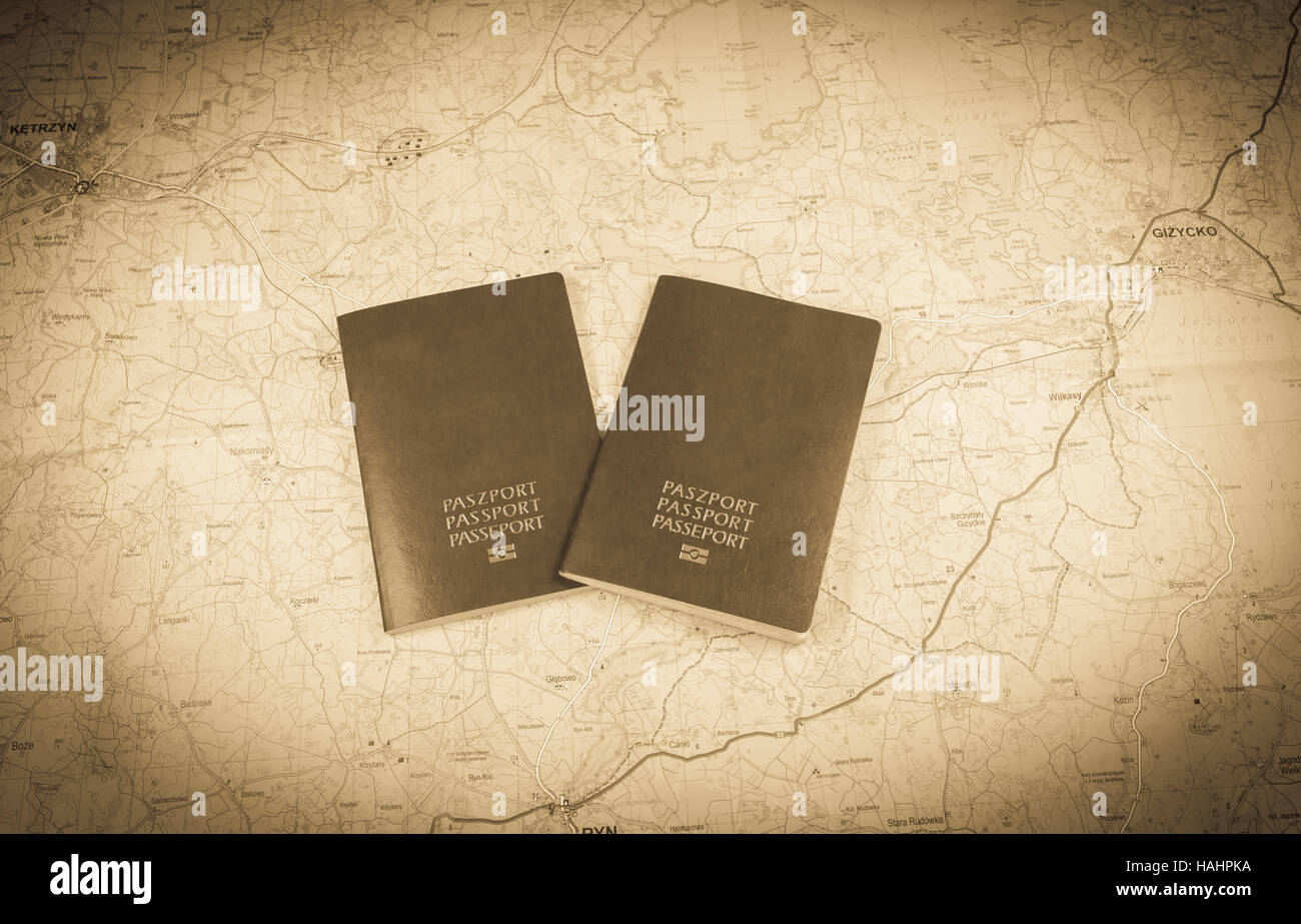 Due passaporti su una mappa, paese europeo sui passaporti Foto Stock