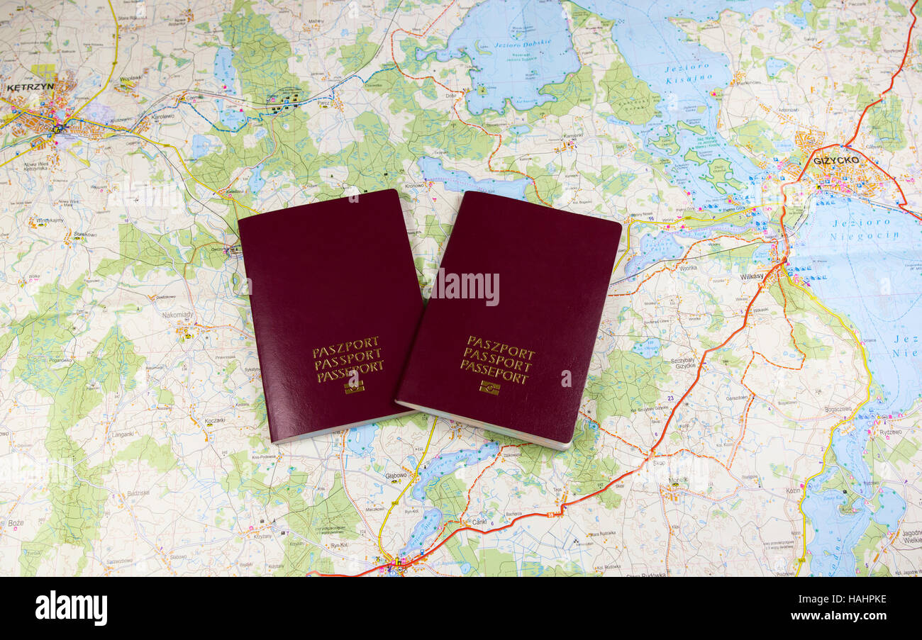 Due passaporti su una mappa, paese europeo sui passaporti Foto Stock