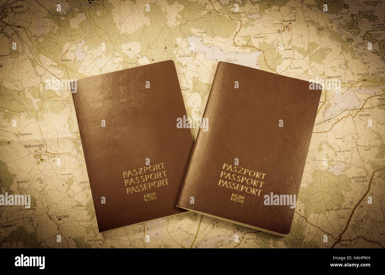 Due passaporti su una mappa, paese europeo sui passaporti Foto Stock