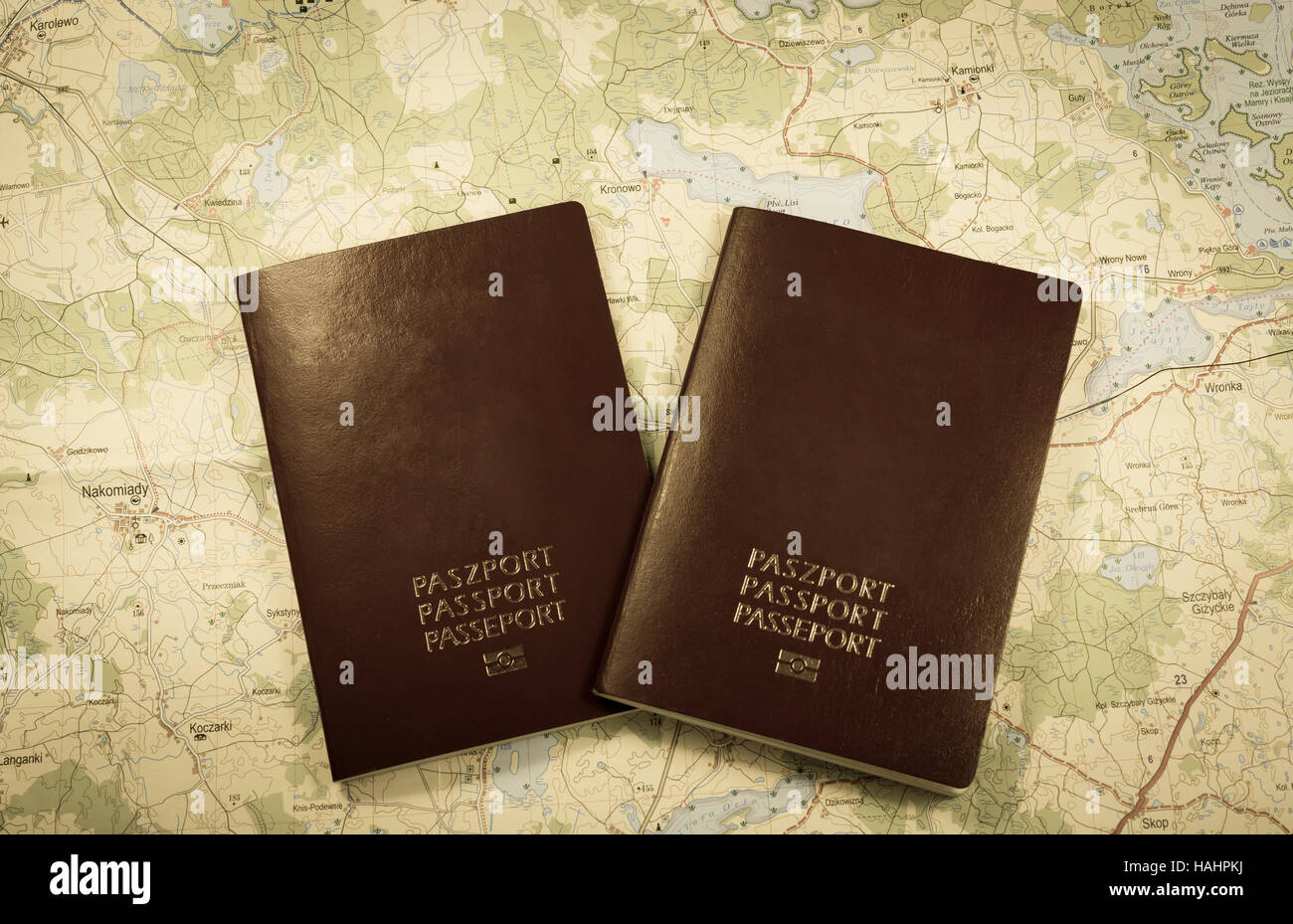Due passaporti su una mappa, paese europeo sui passaporti Foto Stock