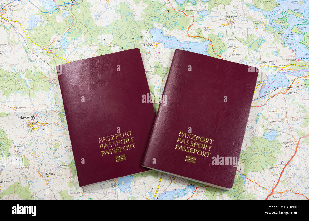 Due passaporti su una mappa, paese europeo sui passaporti Foto Stock
