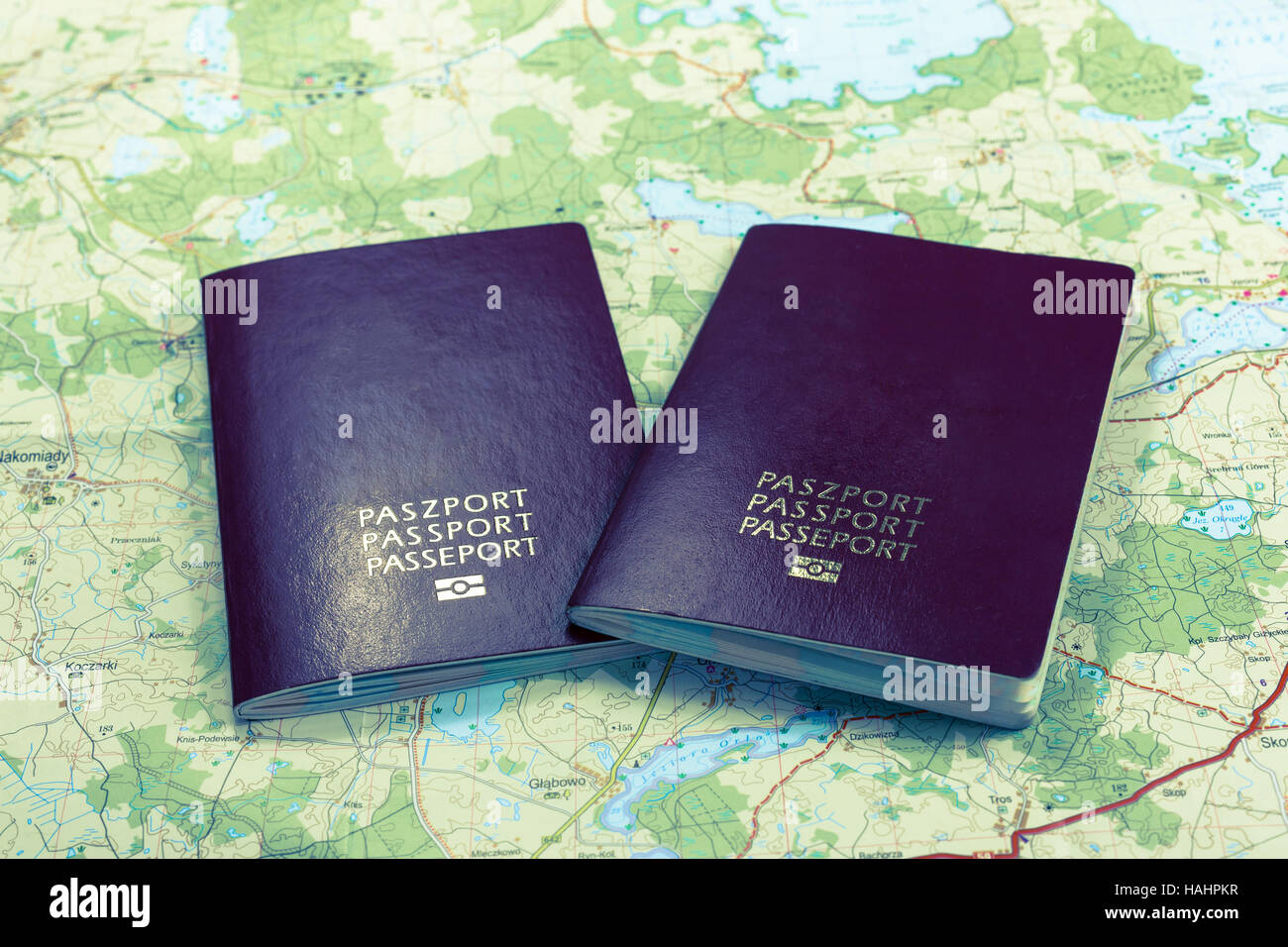 Due passaporti su una mappa, paese europeo sui passaporti Foto Stock