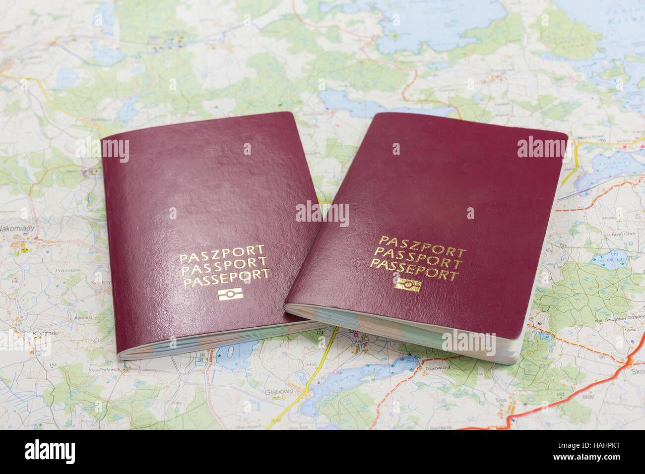 Due passaporti su una mappa, paese europeo sui passaporti Foto Stock