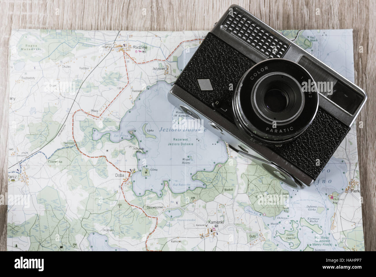 Vecchia fotocamera agfa su una mappa di laghi in Polonia. Fotocamera obsoleta su una mappa. Foto di sbianca Foto Stock