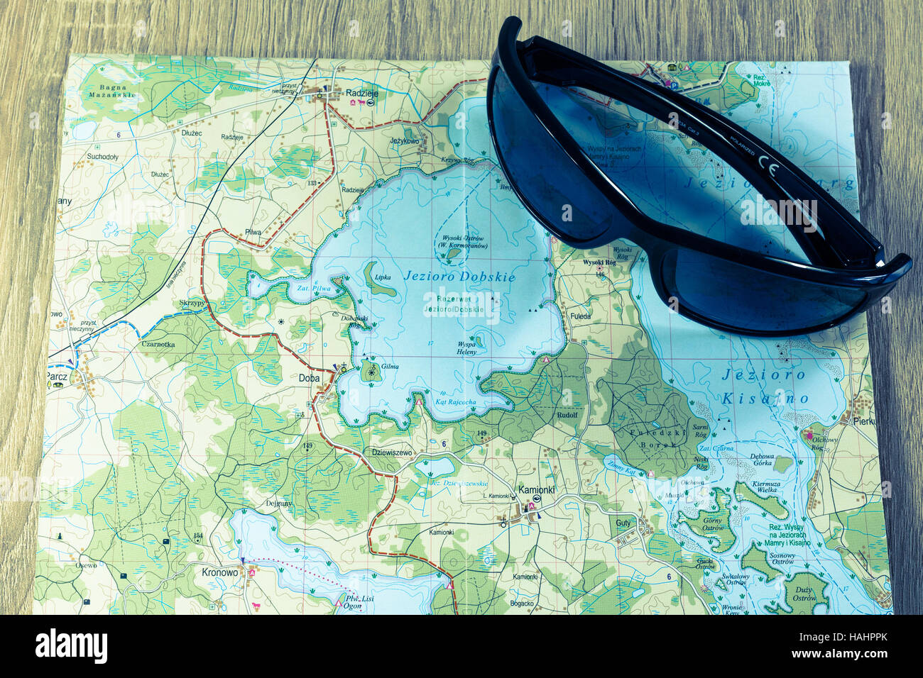 Occhiali posti sulla mappa. Occhiali da sole con una mappa della specifica regione polacca. Bicchieri e mappa su un tavolo Foto Stock