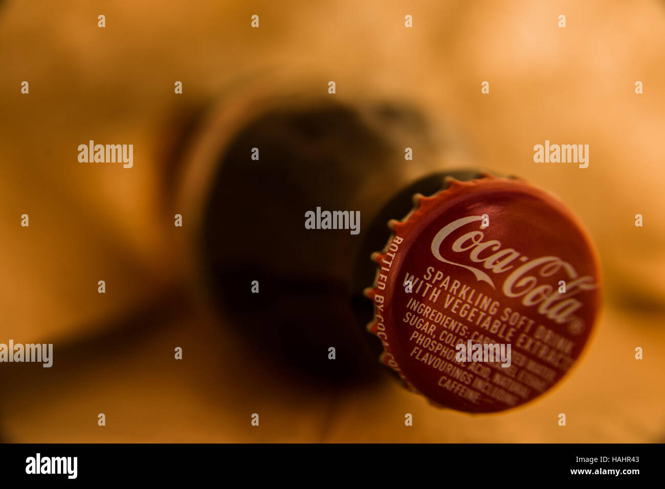 Mosca, Russia - 26 novembre 2016 : coca cola di bere in sacco carta sfondo. marrone naturale sacchetto per il fast food Foto Stock