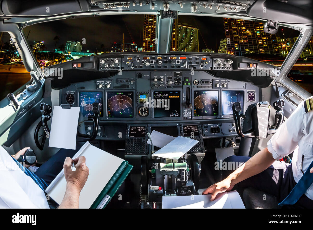 Il Cockpit volo sulla notte di Honolulu Foto Stock