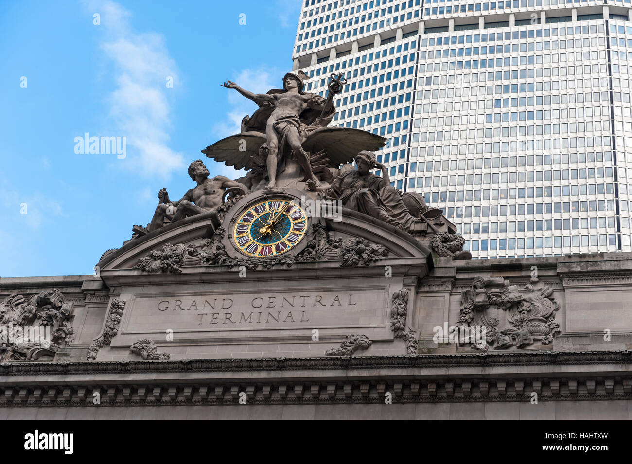 Manhattan, New York City, NY, STATI UNITI D'AMERICA - Statua di Mercurio e orologio sulla parte anteriore del Grand Central Terminal con il MetLife building Foto Stock