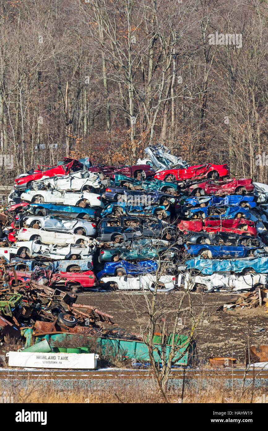 Stoystown, Pennsylvania - Junked vetture a un auto salvage yard. Foto Stock