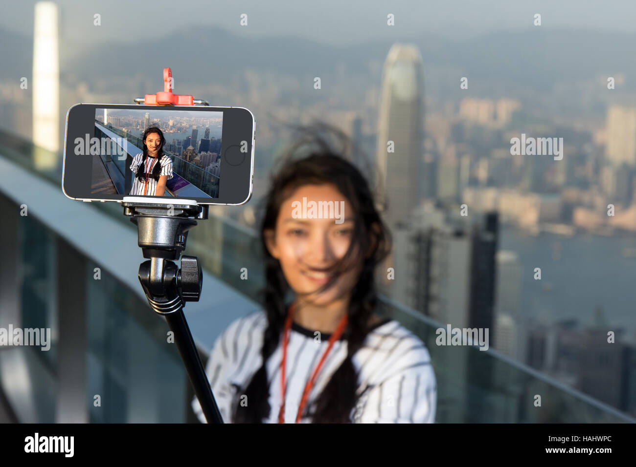 Donna prendendo fotografie sul belvedere di Hong Kong Foto Stock