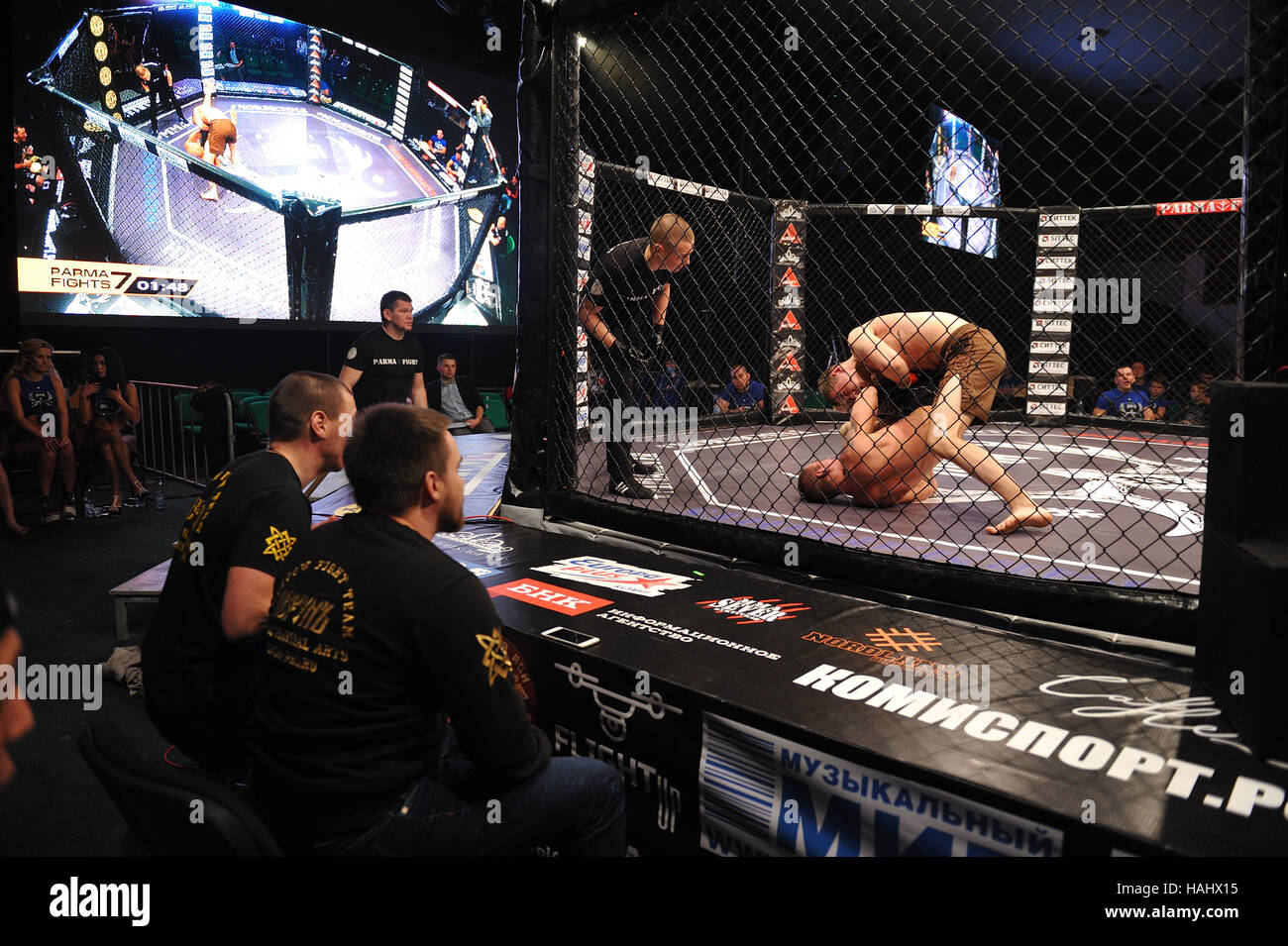 SYKTYVKAR, Russia - 26 novembre 2016: Professional MMA Parma combatte -7 torneo. Foto Stock
