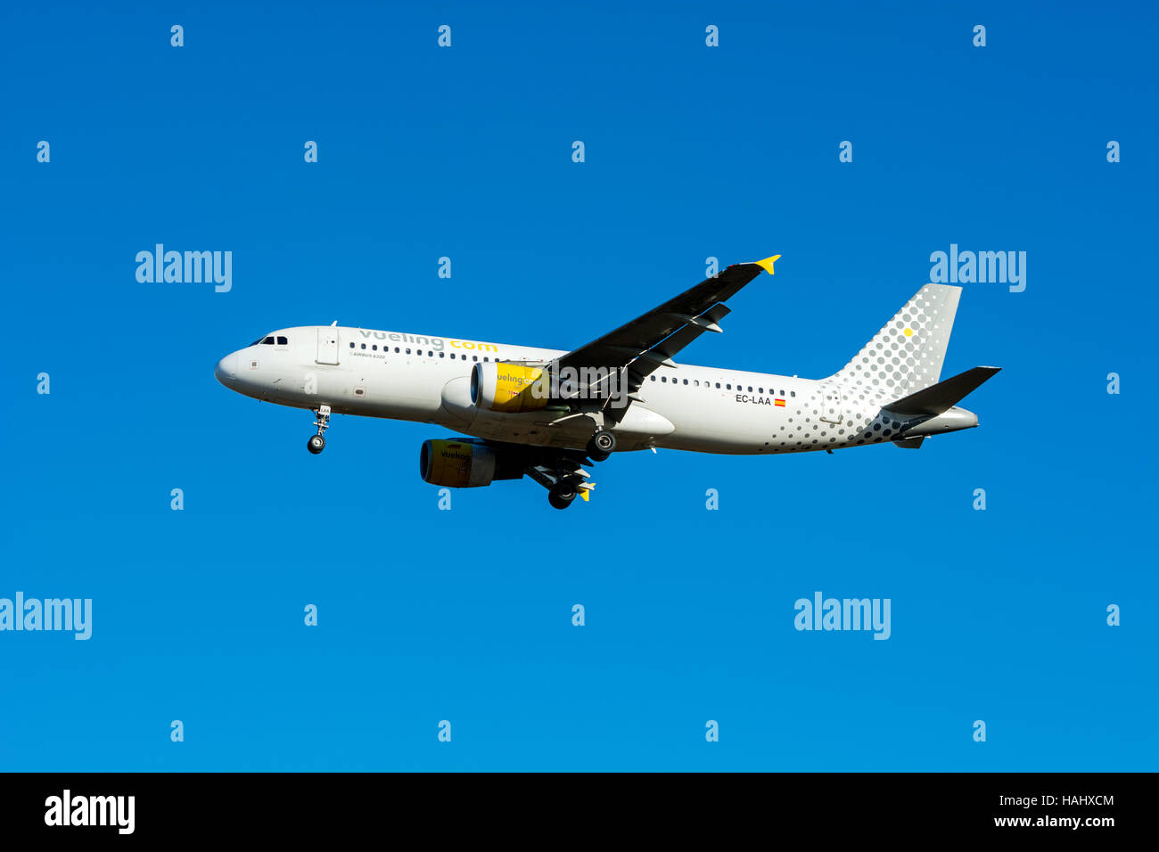 Vueling Airbus A320 avvicinando l'Aeroporto di Birmingham, UK (Ce-LAA) Foto Stock