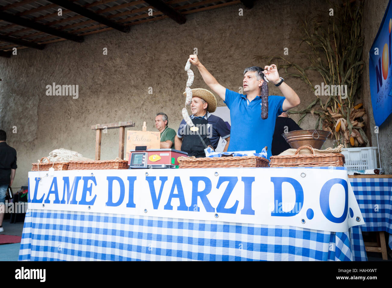 Vendita di salame di Varzi dop. Vigevano, Lombardia. Italia Foto Stock