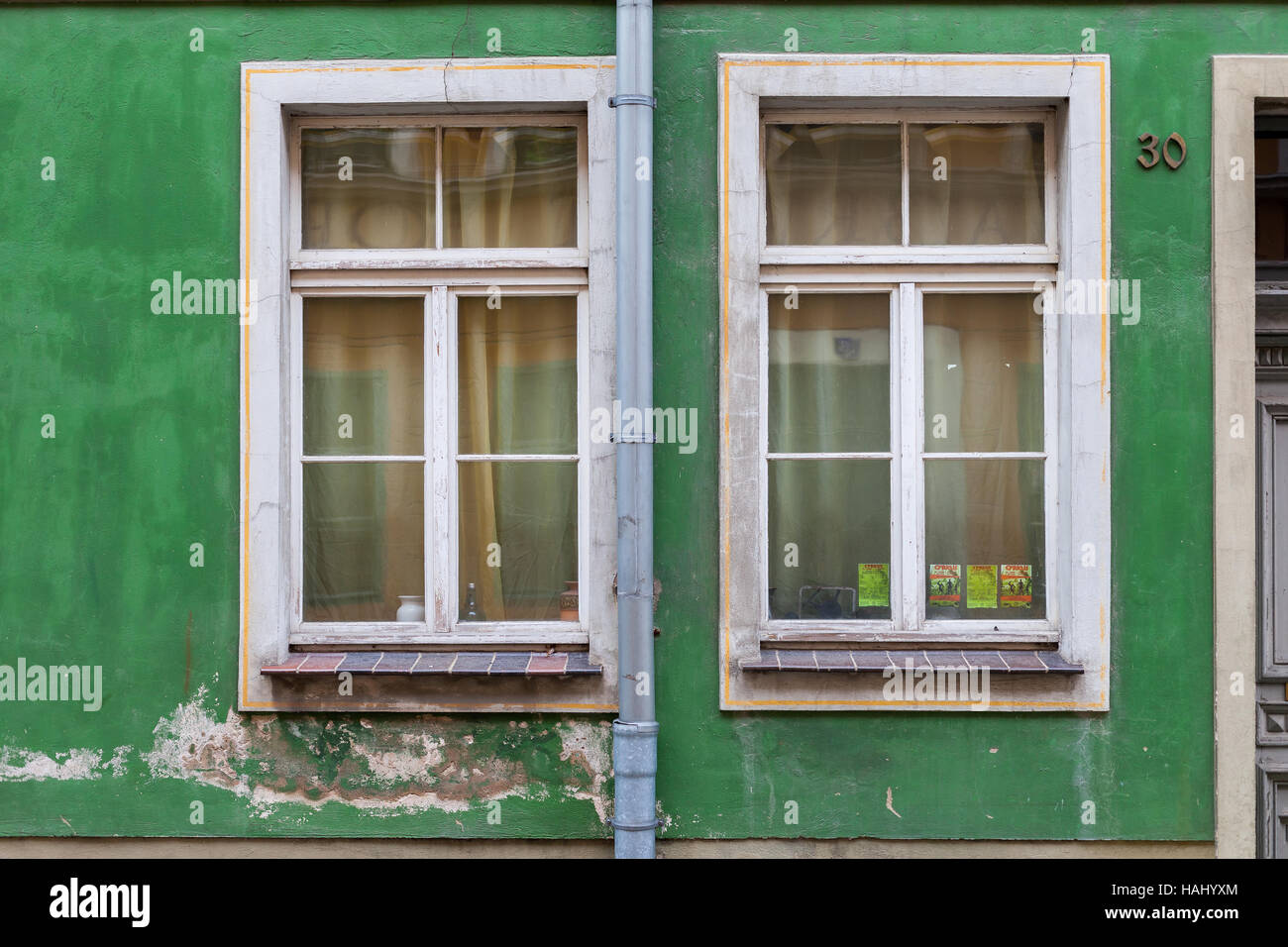 Le vecchie finestre in tenement house su una parete verde. Foto Stock