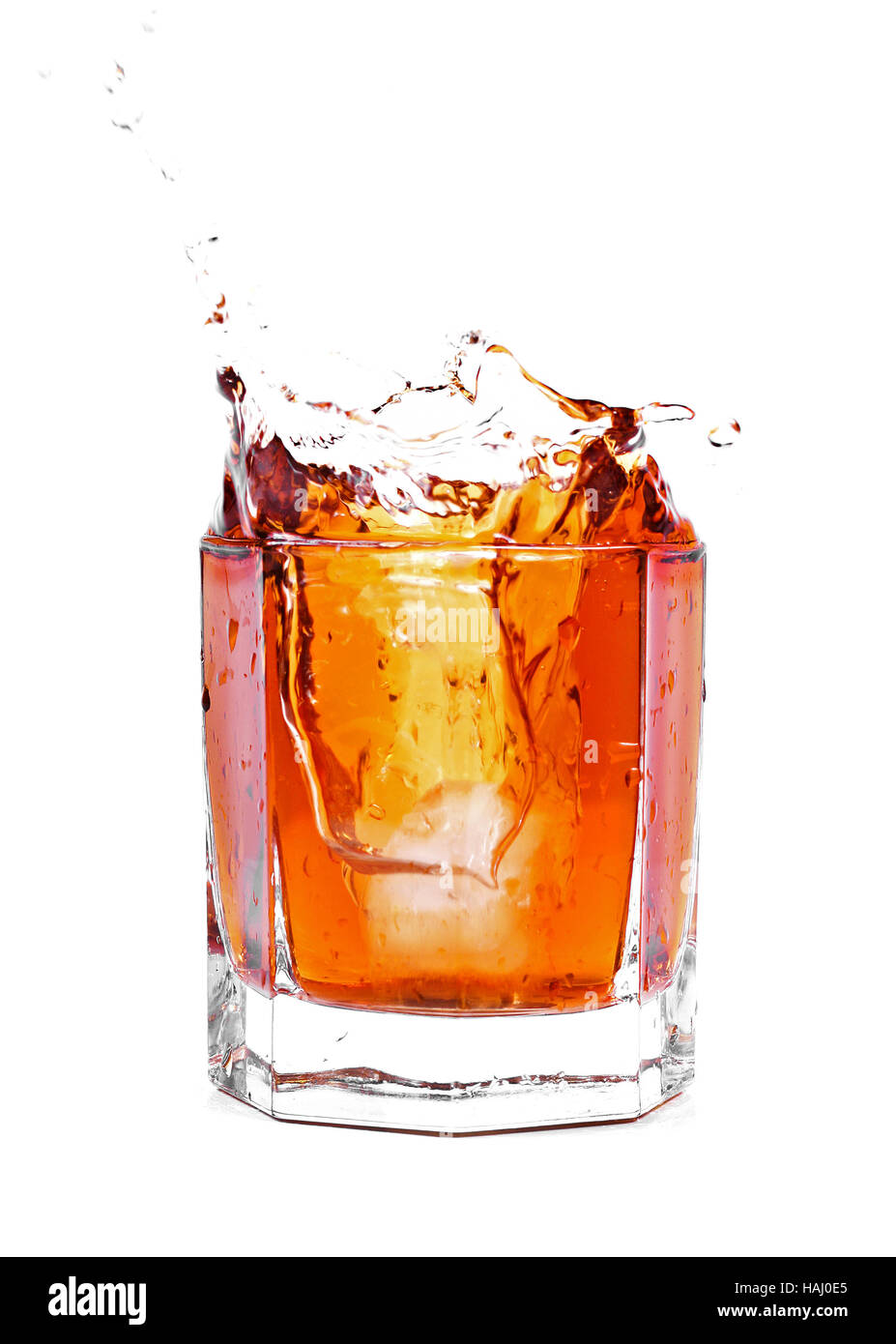 Cocktail whiskey splash isolato su bianco Foto Stock