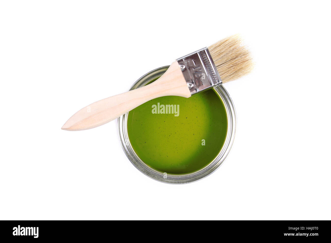 Vernice verde può con spazzola isolato su uno sfondo bianco Foto Stock