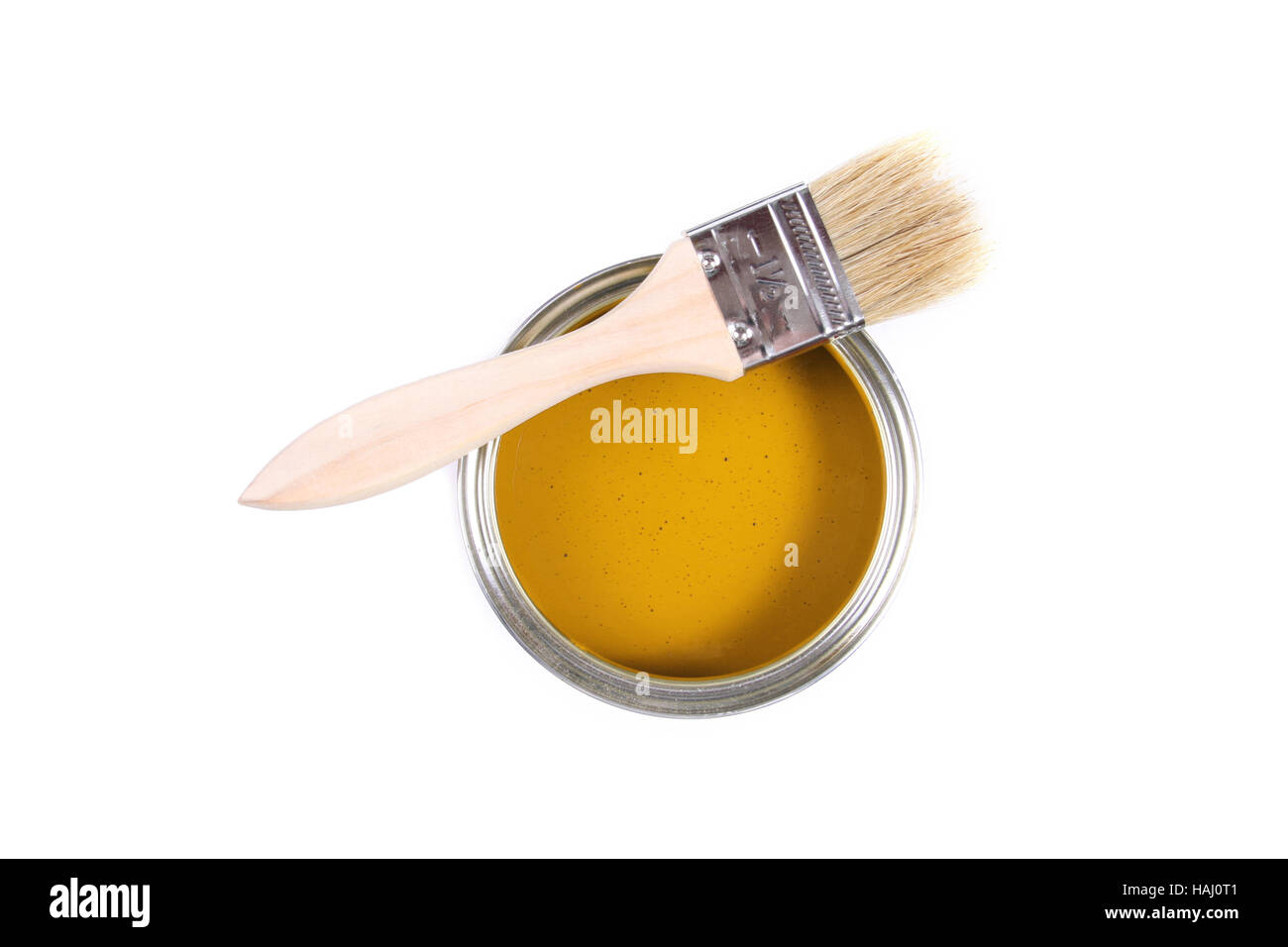 Vernice gialla può con spazzola isolato su uno sfondo bianco Foto Stock