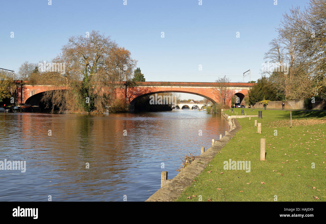 Brunel dal suono dell'arcata del ponte ferroviario sul fiume Tamigi a Maidenhead Foto Stock